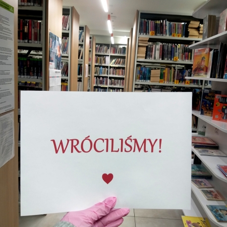 Widok biblioteki w Brennej z napisem "WRÓCILIŚMY". 