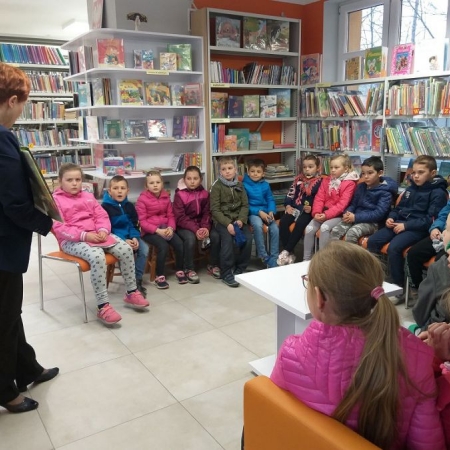 Dyrektor Janina Herzyk czyta dzieciom opowiadanie. 
