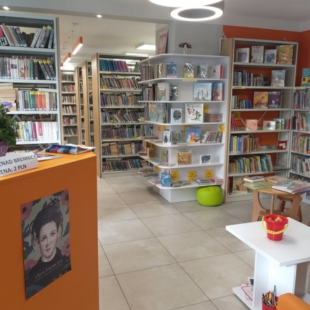 Zdjęcie przedstawiające wnętrzne nowego lokalu biblioteki w Brennej. 