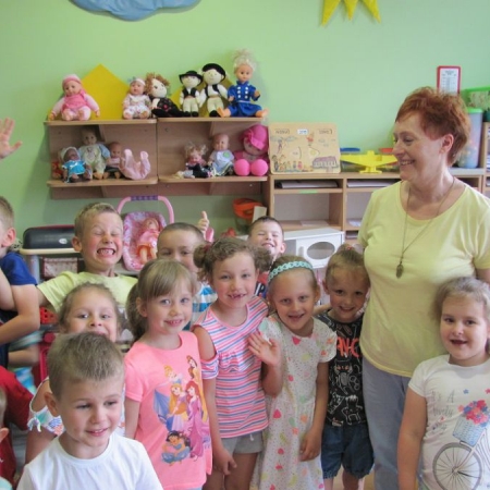 Dyrektor Janina Herzyk pozuje do zdjęcia z przedszkolakami. 