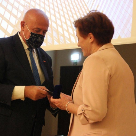 Podczas uroczystości Pani Dyrektor została uhonorowana przez przewodniczącego Sejmiku Województwa Śląskiego Jana Kawuloka „Odznaką Honorową za Zasługi dla Województwa Śląskiego”.