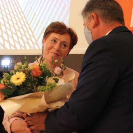 Wójt gminy Brenna  pan Jerzy Pilch składa kwiaty i podziękowania byłej dyrektor GBP w Brennej pani Janinie Herzyk.