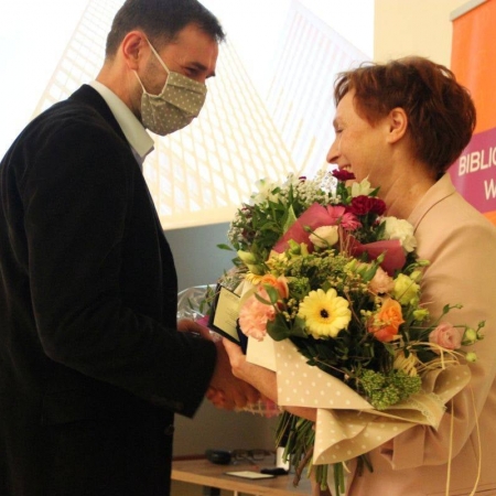Nowy dyrektor GBP w Brennej  pan Rafał Cholewa  składa kwiaty i podziękowania byłej dyrektor GBP w Brennej pani Janinie Herzyk.