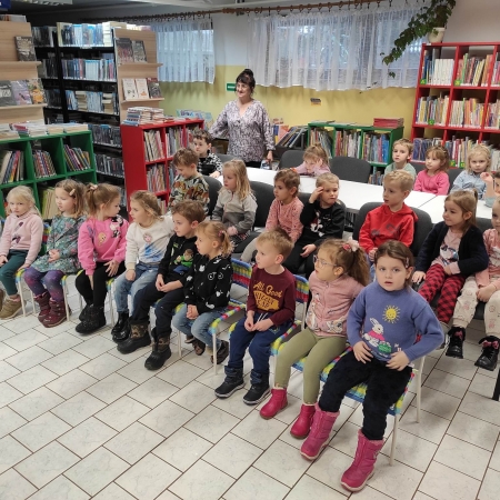 Zdjęcie kolorowe. Zdjęcie grupowe przedszkolaków w bibliotece. 