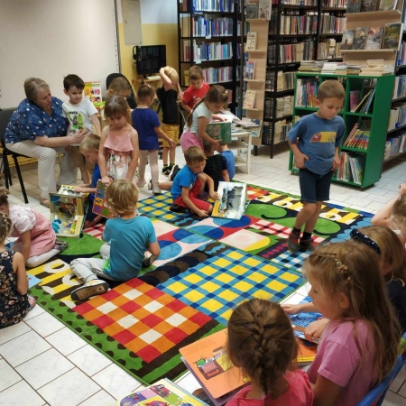 Fotografia kolorowa. Przedszkolaki odwiedziły bibliotekę w Górkach Małych.