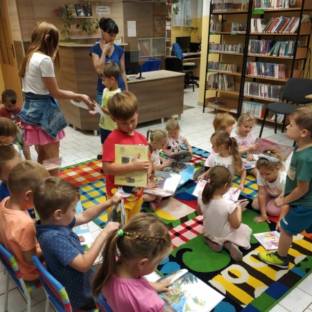 Fotografia kolorowa. Przedszkolaki odwiedziły bibliotekę w Górkach Małych.