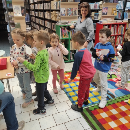 Fotografia kolorowa. Dzieci głosują na ulubione warzywo w bibliotece.