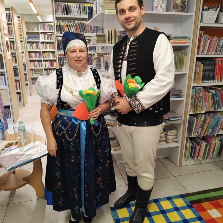 Fotografia kolorowa. Pani Maria Greń oraz Pan Bartosz Chrapek we wnętrzu breńskiej biblioteki. 