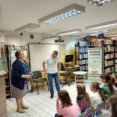 Fotografia kolorowa. Zdjęcie grupowe w bibliotece w Górkach Małych.