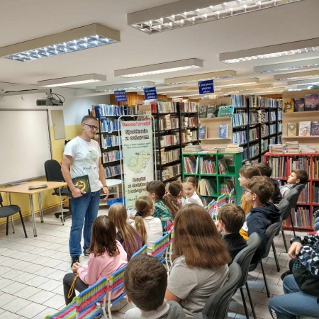 Fotografia kolorowa. Zdjęcie grupowe w bibliotece w Górkach Małych.