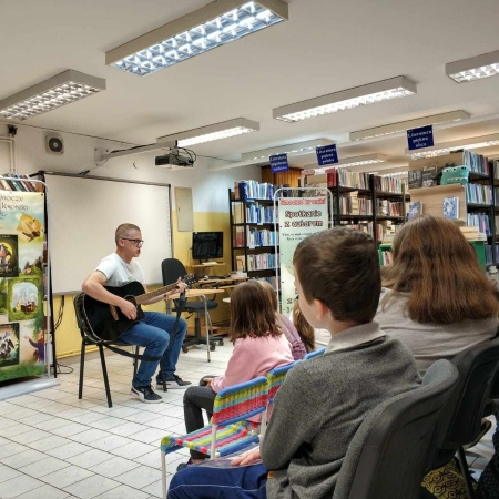 Fotografia kolorowa. Zdjęcie grupowe w bibliotece w Górkach Małych.