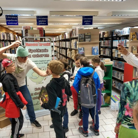 Fotografia kolorowa. Zdjęcie grupowe w bibliotece w Górkach Małych.