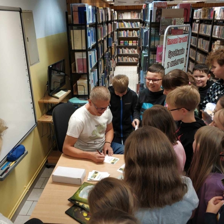 Fotografia kolorowa. Zdjęcie grupowe w bibliotece w Górkach Małych.