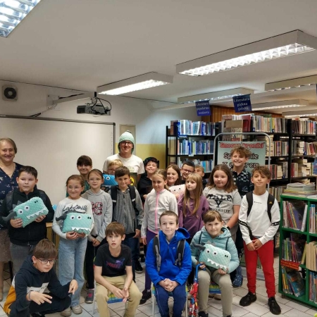 Fotografia kolorowa. Zdjęcie grupowe w bibliotece w Górkach Małych.