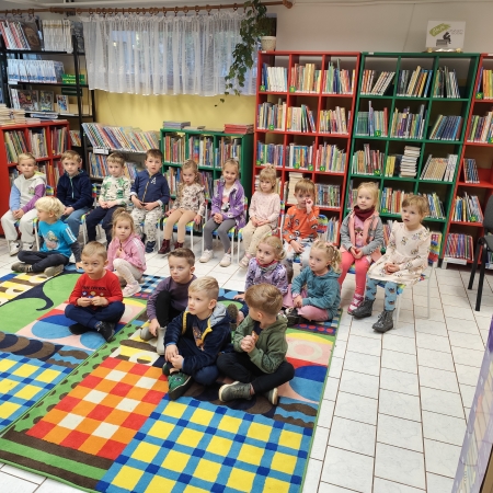 Fotografia kolorowa. Przedszkolaki w bibliotece w Górkach Małych. 