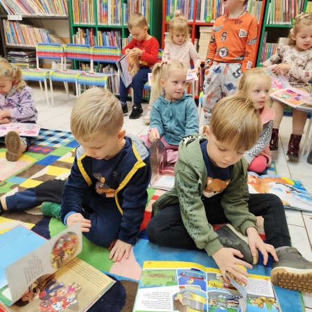 Fotografia kolorowa. Przedszkolaki w bibliotece w Górkach Małych. 