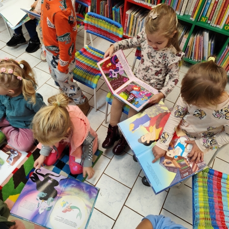 Fotografia kolorowa. Przedszkolaki w bibliotece w Górkach Małych. 