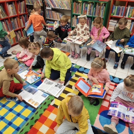 Fotografia kolorowa. Przedszkolaki w bibliotece w Górkach Małych. 