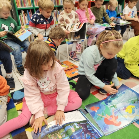 Fotografia kolorowa. Przedszkolaki w bibliotece w Górkach Małych. 