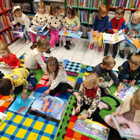 Fotografia kolorowa. Przedszkolaki w bibliotece w Górkach Małych. 