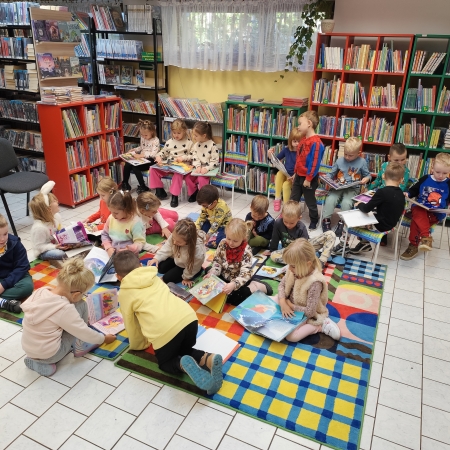 Fotografia kolorowa. Przedszkolaki w bibliotece w Górkach Małych. 