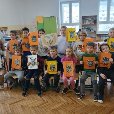 Fotografia kolorowa. Uczniowie i ich prace plastyczne.