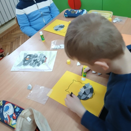 Fotografia kolorowa. Uczniowie i ich prace plastyczne.