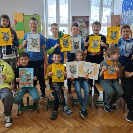 Fotografia kolorowa. Uczniowie i ich prace plastyczne.