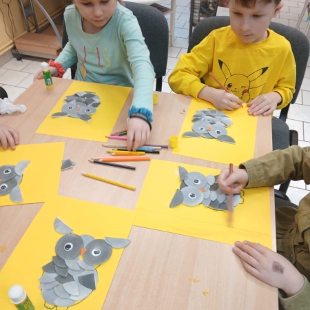 Fotografia kolorowa. Dzieci wykonują prace plastyczne.