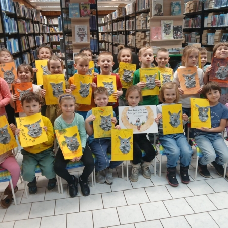 Fotografia kolorowa. Dzieci pozują do zdjęcia we wnętrzu biblioteki w Górkach Małych. 
