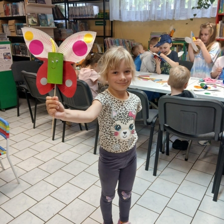 Fotografia kolorowa. Dzieci i ich prace plastyczne.
