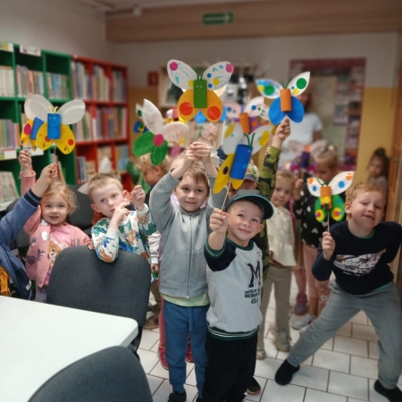 Fotografia kolorowa. Dzieci i ich prace plastyczne.