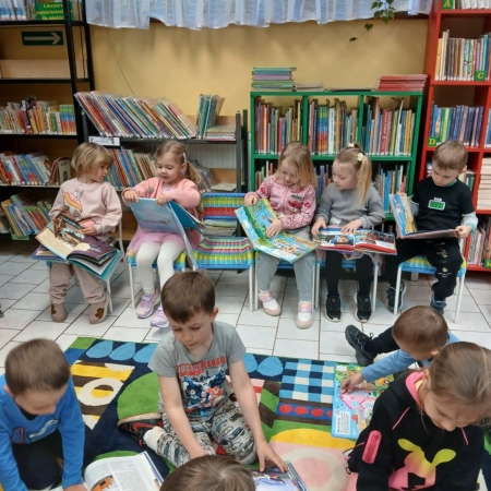 Fotografia kolorowa. Dzieci przeglądają książki.