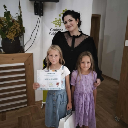 Fotografia kolorowa. Uczestniczki konkursu  z bibliotekarką z GBP w Brennej. 