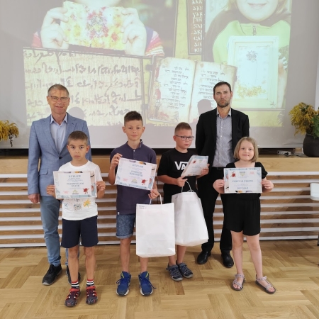 Fotografia kolorowa.Zdjęcie grupowe zwycięzców. 