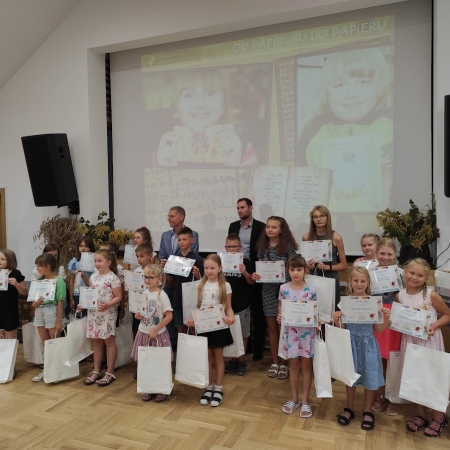 Fotografia kolorowa. Zdjęcie grupowe wszystkich uczestników konkursu. 