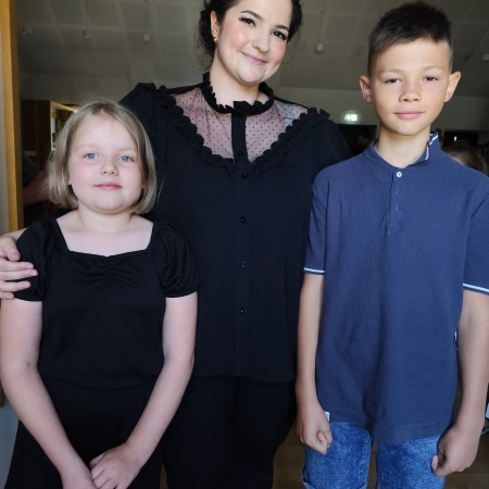 Fotografia kolorowa. Zwycięzcy z Brennej z bibliotekarką z GBP w Brennej. 