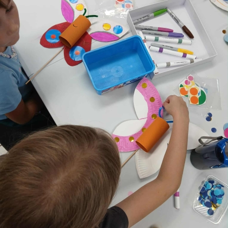 Fotografia kolorowa. Dzieci wykonują prace plastyczne.