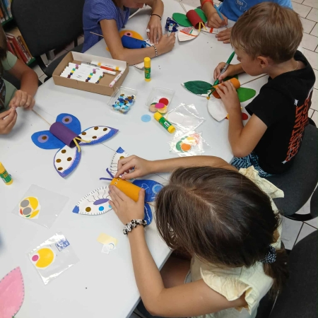 Fotografia kolorowa. Dzieci wykonują prace plastyczne.