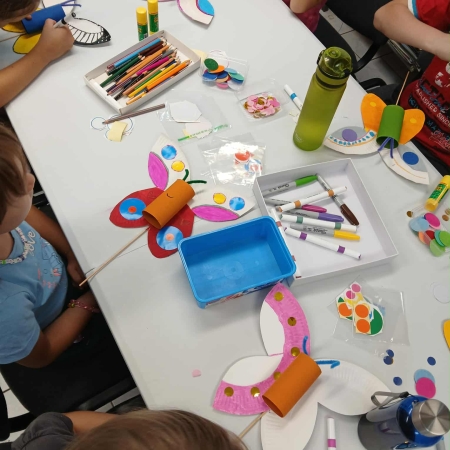 Fotografia kolorowa. Dzieci wykonują prace plastyczne.