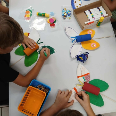 Fotografia kolorowa. Dzieci wykonują prace plastyczne.