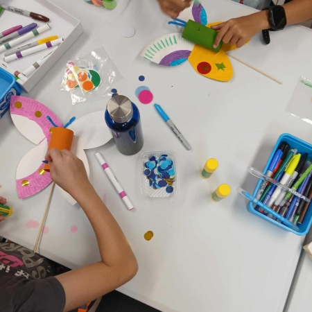 Fotografia kolorowa. Dzieci wykonują prace plastyczne.