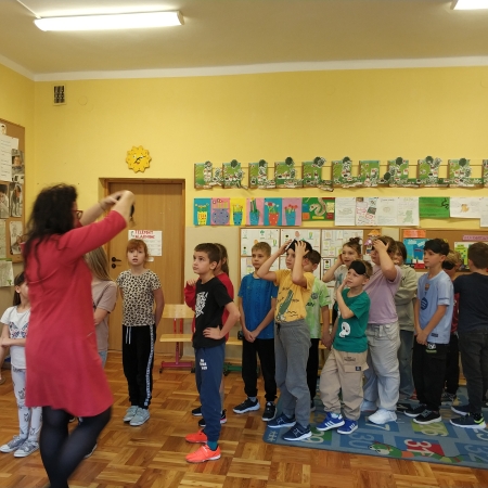 Fotografia kolorowa. Zdjęcie grupowe we wnętrzu Szkoły Podstawowej nr 1 im. Janusza Korczaka w Brennej Leśnicy.