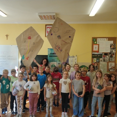 Fotografia kolorowa. Zdjęcie grupowe we wnętrzu Szkoły Podstawowej nr 1 im. Janusza Korczaka w Brennej Leśnicy.