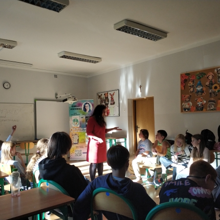 Fotografia kolorowa. Zdjęcie grupowe we wnętrzu Szkoły Podstawowej nr 2 im. Stefana Żeromskiego w Brennej Bukowej.