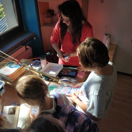 Fotografia kolorowa. Zdjęcie grupowe we wnętrzu Szkoły Podstawowej nr 2 im. Stefana Żeromskiego w Brennej Bukowej.