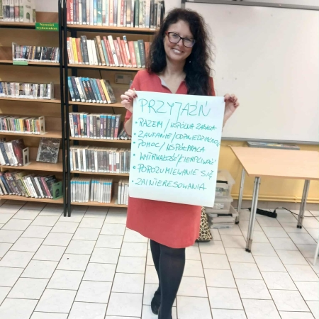 Fotografia kolorowa. Pani Izabela Agaczewska we wnętrzu biblioteki w Górkach Małych.