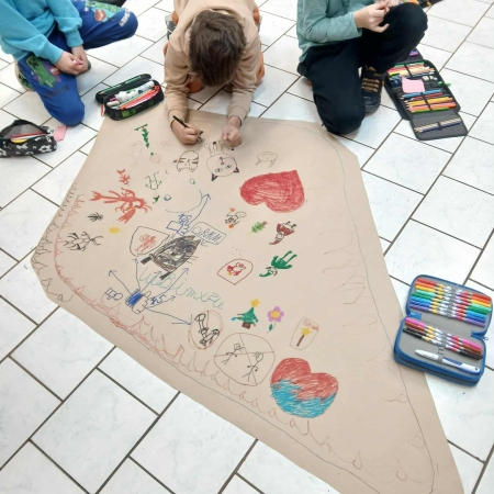Fotografia kolorowa. Zdjęcie grupowe we wnętrzu biblioteki w Górkach Małych.