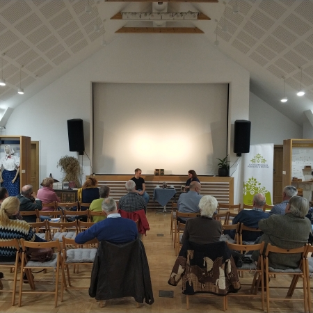 Dokumentacja fotograficzna ze spotkania autorskiego z dr. Michalelem Morysem-Twarowskim w Beskidzkim Domu Zielin "Przytulia"