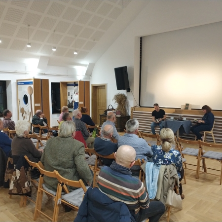 Dokumentacja fotograficzna ze spotkania autorskiego z dr. Michalelem Morysem-Twarowskim w Beskidzkim Domu Zielin "Przytulia"